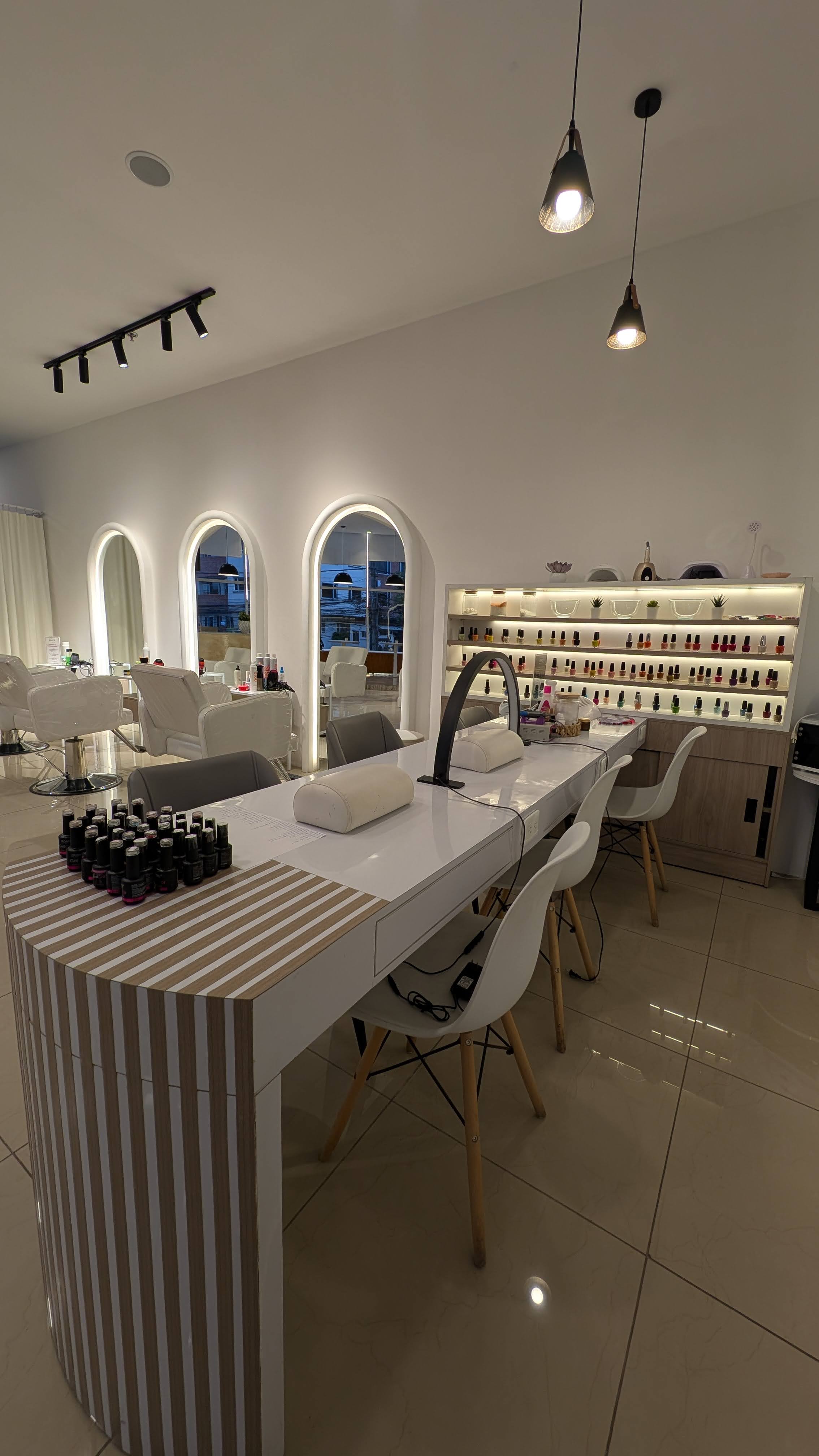 Estacion de manicure con esmaltes