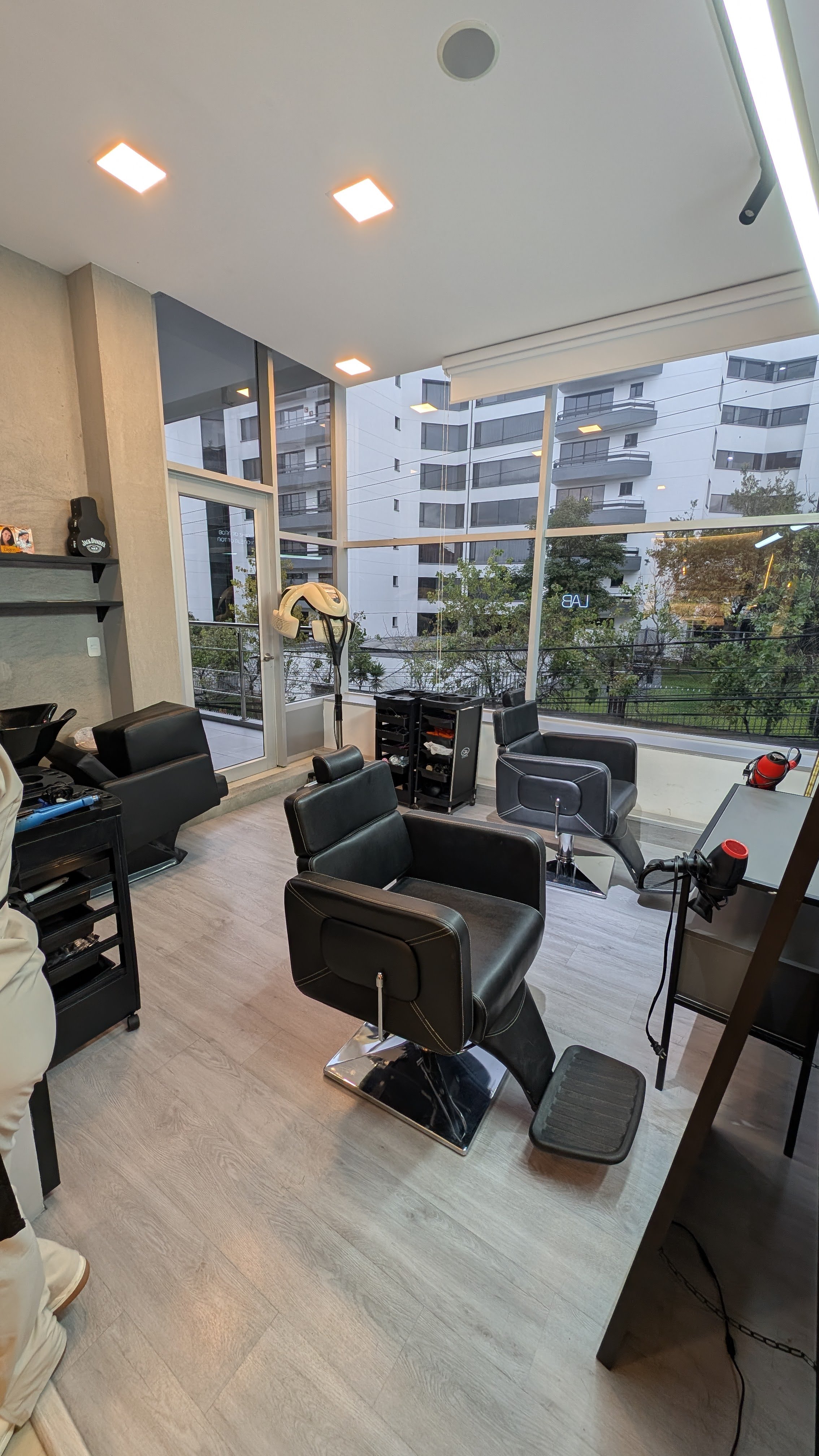 Estaciones de color con sillones negros